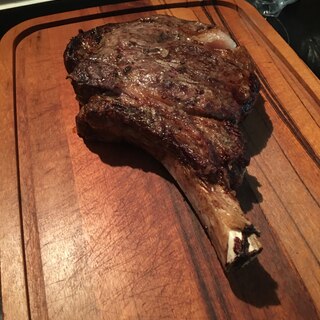 分厚すぎる贅沢骨つきステーキ肉